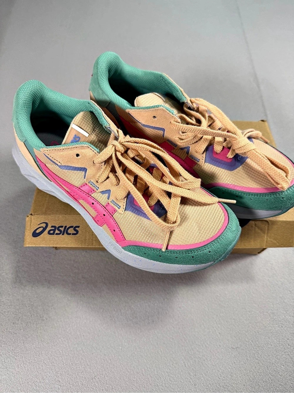 ASICS GEL-Kayano 14 Color Block Athletic Shoes in Green & Pink US 8.5